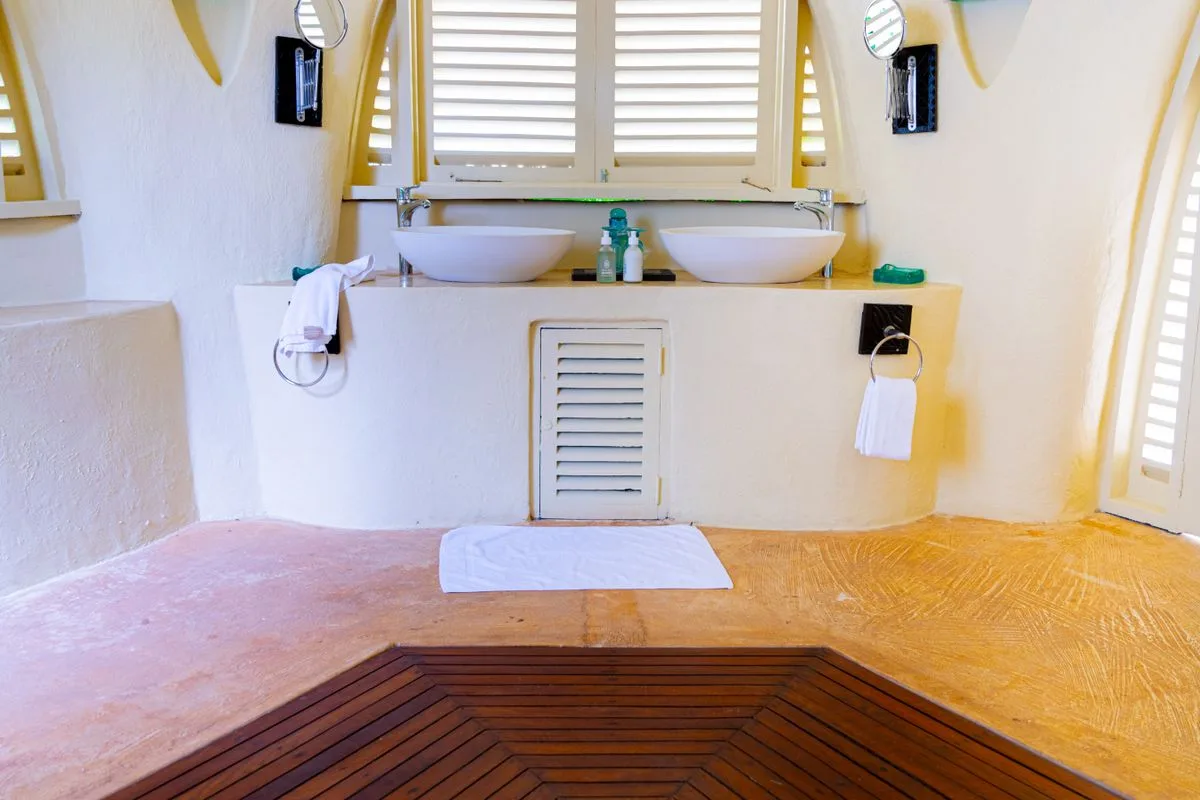 Salle de bains aux tons naturels avec double vasque — Chambre Classique, Hôtel Olympe Libreville