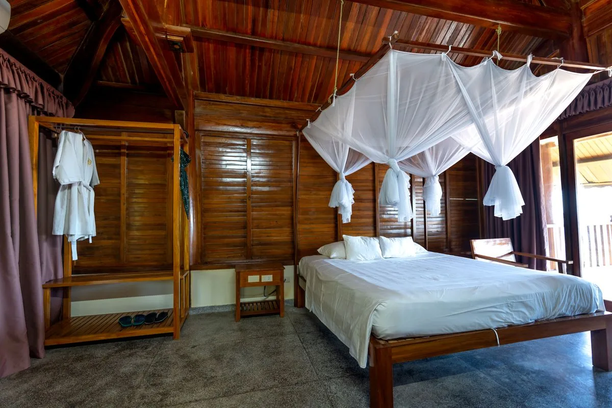 La seconde chambre de la suite, boiseries et moustiquaire