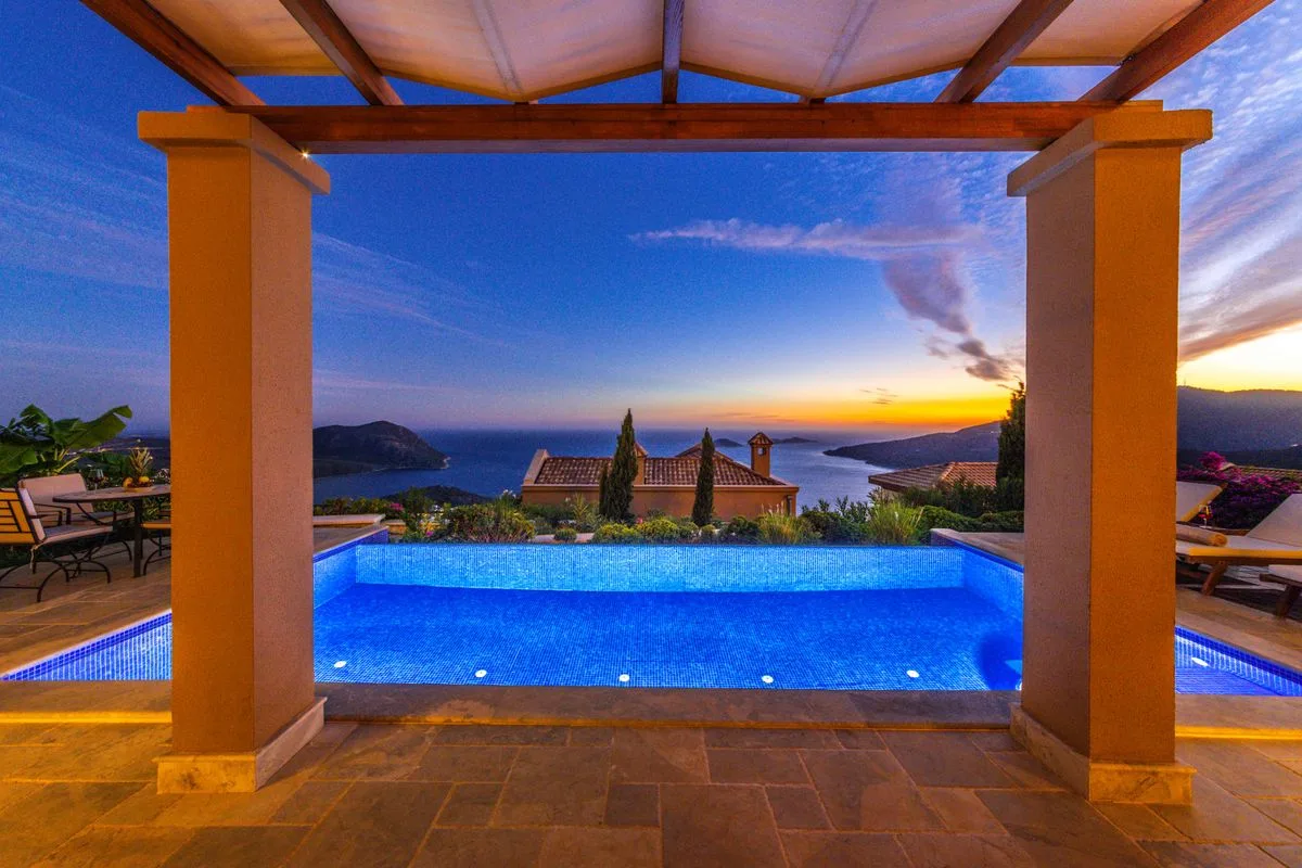 La terrasse privée et sa pergola au coucher du soleil sur l’océan — Suite Panoramique, Hôtel Olympe Libreville