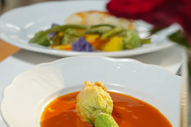 Velouté du Komo et beignet de fleur de courgette